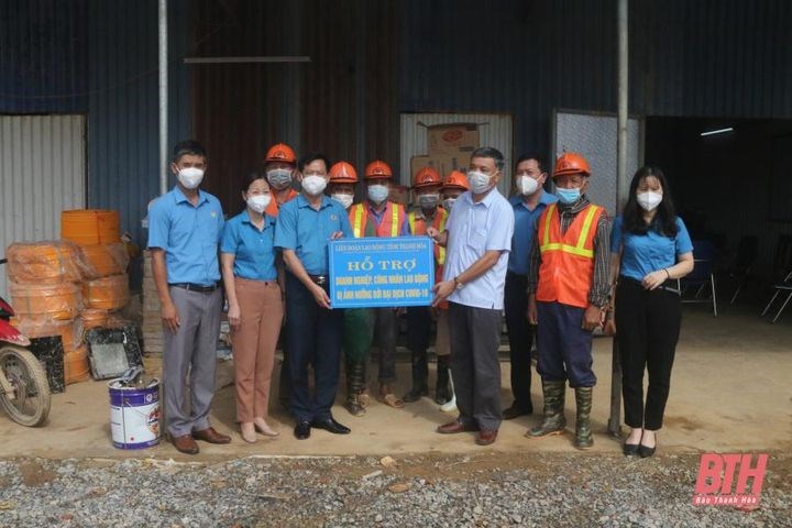 Trao quà cho người lao động ở các doanh nghiệp thực hiện 3 tại chỗ và có hoàn cảnh khó khăn bị ảnh hưởng bởi dịch COVID19