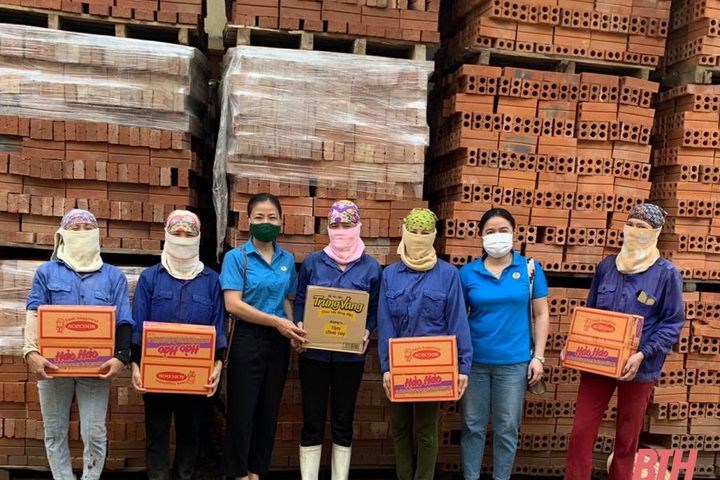 Công đoàn Ngành Xây dựng trao quà cho người lao động ở các doanh nghiệp thực hiện 3 tại chỗ