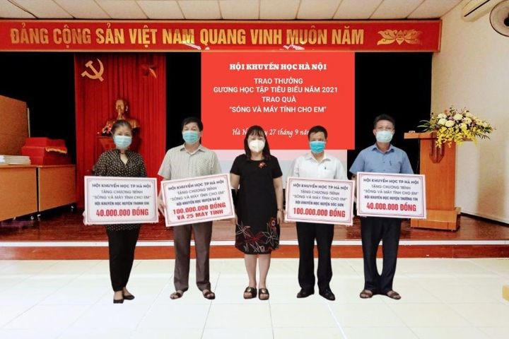 Hà Nội trao thưởng, tặng quà Sóng và Máy tính cho em trị giá trên 800 triệu đồng
