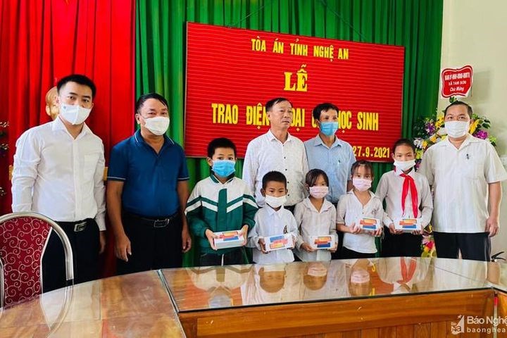 Tòa án nhân dân tỉnh hỗ trợ điện thoại cho học sinh khó khăn tại huyện Anh Sơn