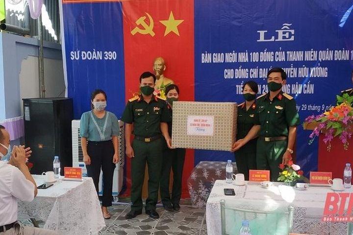 Bàn giao Ngôi nhà 100 đồng cho đại úy Nguyễn Hữu Xưởng