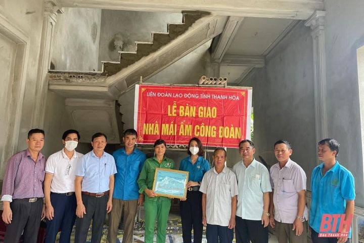 Công đoàn Ngành Xây dựng trao kinh phí hỗ trợ xây dựng Mái ấm công đoàn cho đoàn viên khó khăn