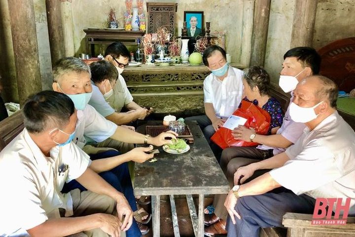 Tặng quà cho người cao tuổi có hoàn cảnh khó khăn ở huyện Thiệu Hóa