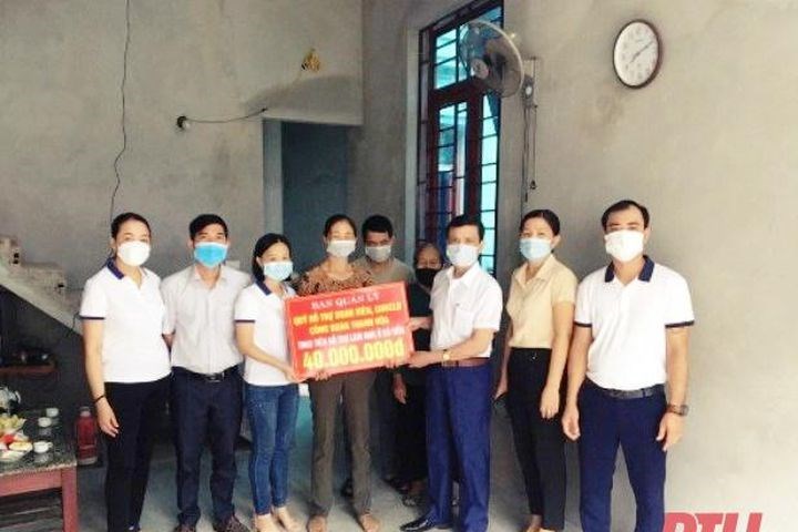 Liên đoàn Lao động huyện Hậu Lộc trao kinh phí hỗ trợ xây dựng nhà ở cho đoàn viên khó khăn