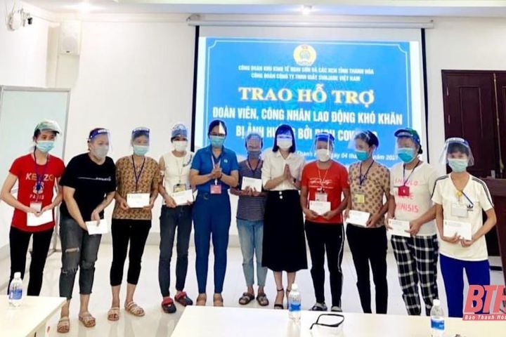Trao 60 suất quà cho công nhân, lao động khó khăn Công ty TNHH Giày Sunjade Việt Nam