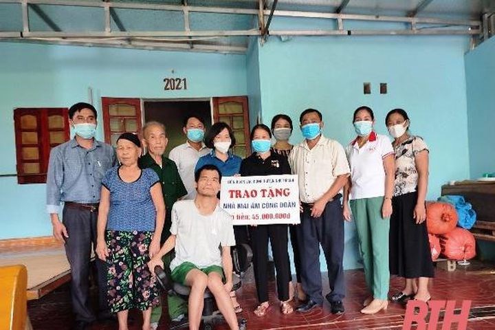 Liên đoàn Lao động huyện Như Thanh trao kinh phí hỗ trợ xây dựng Mái ấm công đoàn cho đoàn viên khó khăn