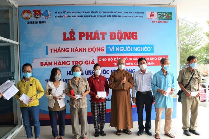 Ban Trị sự Phật giáo quận Bình Thạnh ủng hộ Quỹ Vì người nghèo