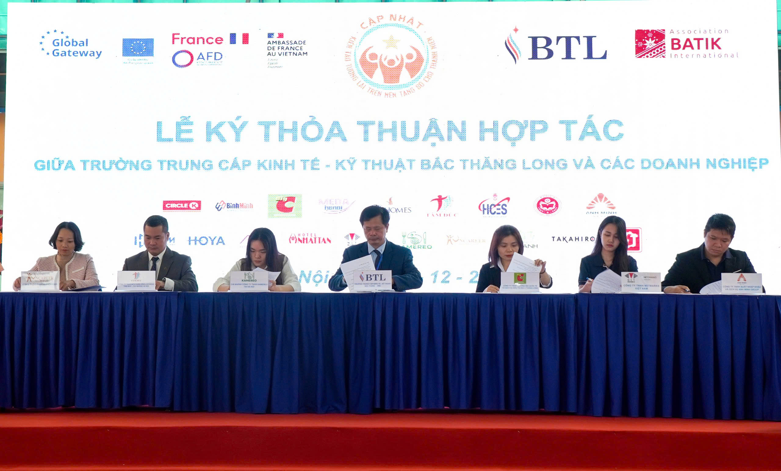 TÂM ĐỨC- CẦU NỐI ĐƯA HỌC SINH ĐẾN VIỆC LÀM BÊN VỮNG - PHỤNG SỰ CÙNG HỌC SINH TRONG KỶ NGUYÊN SỐ